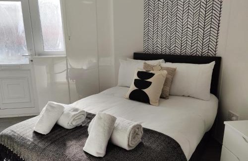 St. Thomas Apartment | Private En-Suite - TV - Fridge - Microwave