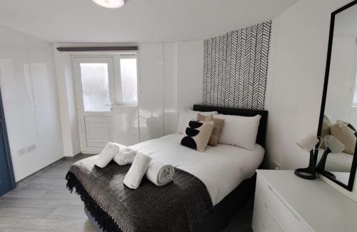 St. Thomas Apartment | Private En-Suite - TV - Fridge - Microwave