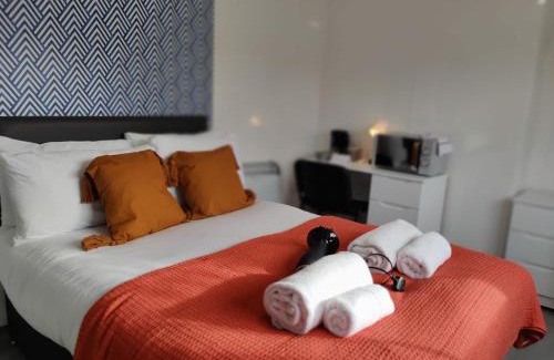 St. Thomas Apartment | Private En-Suite - TV - Fridge - Microwave