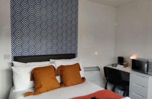 St. Thomas Apartment | Private En-Suite - TV - Fridge - Microwave