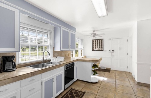 Youngstown House | Private Fenced Yard King Bed Grill Fireplace