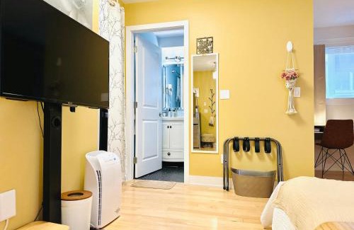 Grandview-Woodland House | Private Guest Suite 10mins to Downtown - King Bed - Bathtub - Free Parking