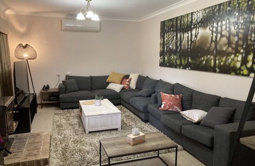 Tawonga South House | Private home on large block with gorges mountain views