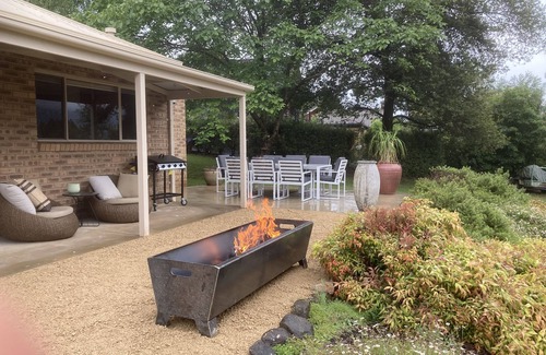 Tawonga South House | Private home on large block with gorges mountain views