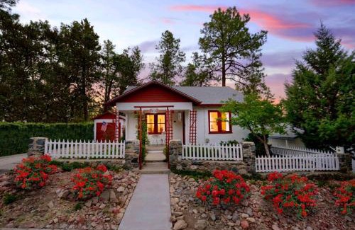 Prescott House | PRIVATE HOME Walk to Downtown CHERRY BLOSSOM COTTAGE Hot Tub SLEEPS UP TO 6 GUESTS