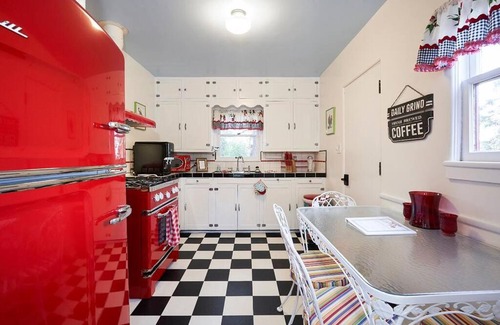 Prescott House | PRIVATE HOME Walk to Downtown CHERRY BLOSSOM COTTAGE Hot Tub SLEEPS UP TO 6 GUESTS