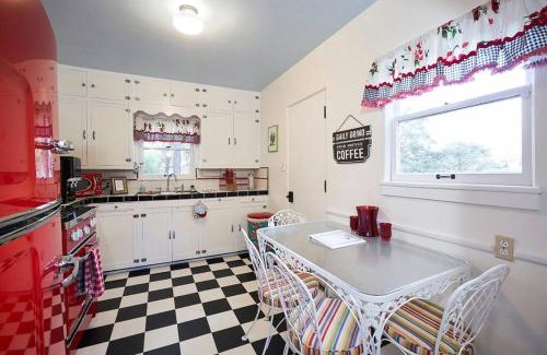 Prescott House | PRIVATE HOME Walk to Downtown CHERRY BLOSSOM COTTAGE Hot Tub SLEEPS UP TO 6 GUESTS