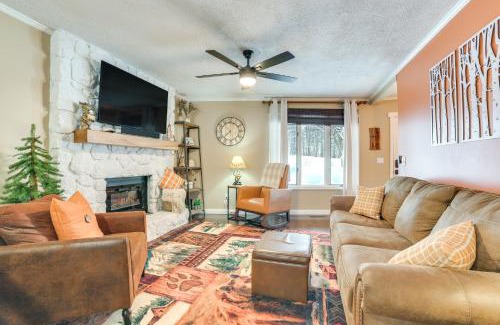 Michaywe House | Private Hot Tub and Deck Gaylord Family Home!