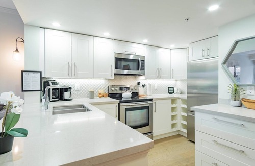 Whistler Village Condo | Private Hot Tub | BBQ | Free Parking | Location!