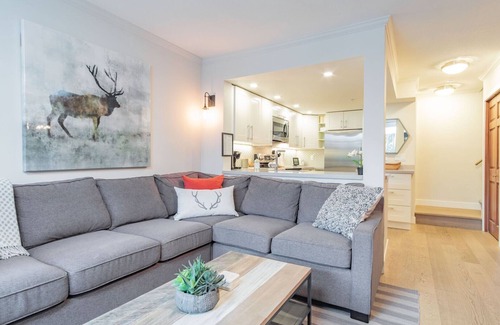 Whistler Village Condo | Private Hot Tub | BBQ | Free Parking | Location!