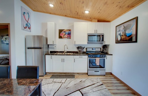 Interlochen Apartment | Private Hot Tub! KING Size Bed Traverse City 18 miles *Crystal Mountain 17 miles