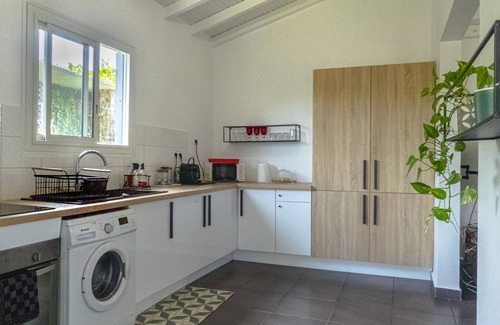 Lamentin Villa | Private House Castel