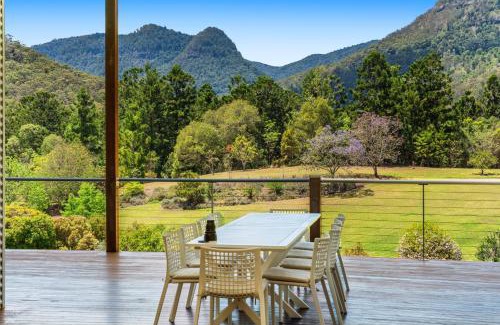Lamington House | Private luxury in the mountains with running creek