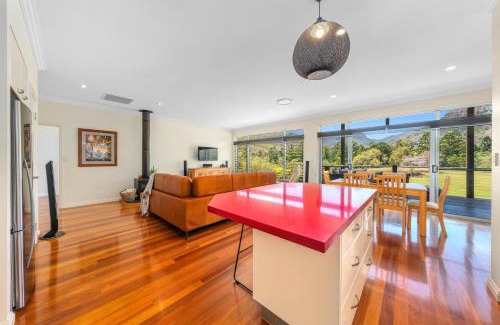 Lamington House | Private luxury in the mountains with running creek