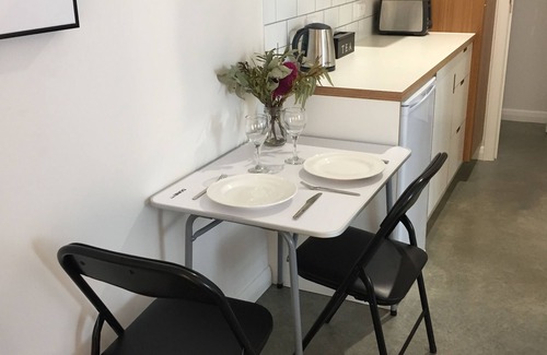 East Albury Apartment | Private, modern and close to town.