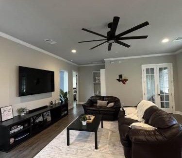 Cedar Creek House | Private Modern Urban Retreat