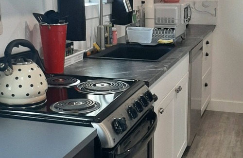 Vernon Apartment | Private. One bedroom apt. on acreage in Exclusive Neighborhood. Spectacular View