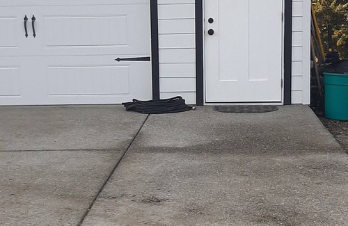 Vernon Apartment | Private. One bedroom apt. on acreage in Exclusive Neighborhood. Spectacular View