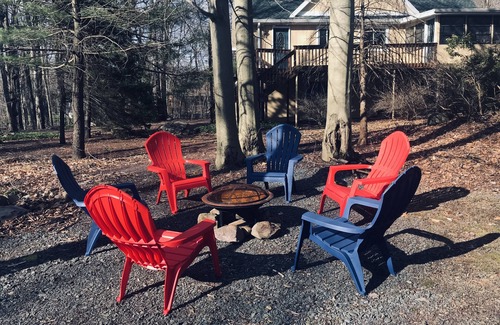 Tobyhanna Ski Chalet | Private Pocono Retreat on Golf Course & Pet friendly