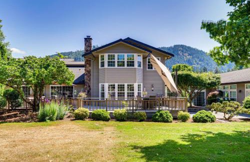 Arlington Heights Villa | Private Pond and Indoor Pool Grand Arlington Villa!