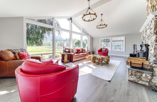 Arlington Heights Villa | Private Pond and Indoor Pool Grand Arlington Villa!