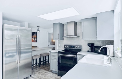 The Lakes House | Private Pool Villa 15 minutes from the Beach