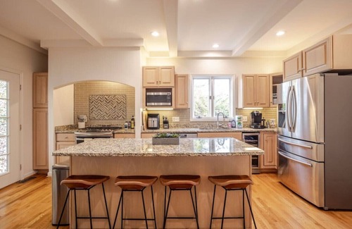 Mount Lookout House | Private, Serene Mt Lookout 5B Retreat w/Garage & EV Charger