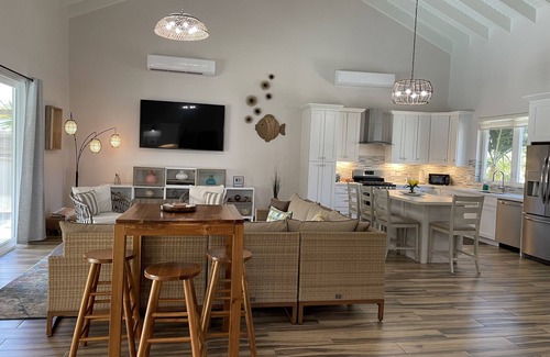 Palm Beach House | Private Tropical Paradise with ensuite King bedrooms- walk to Palm Beach