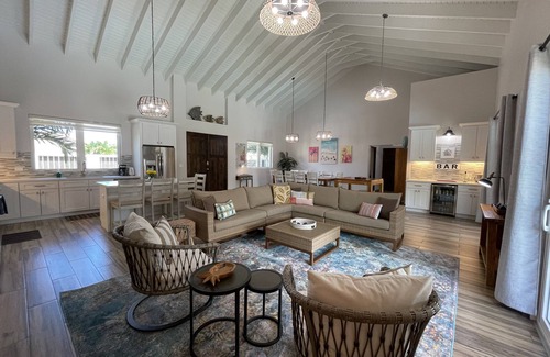 Palm Beach House | Private Tropical Paradise with ensuite King bedrooms- walk to Palm Beach