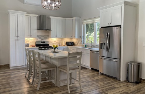 Palm Beach House | Private Tropical Paradise with ensuite King bedrooms- walk to Palm Beach