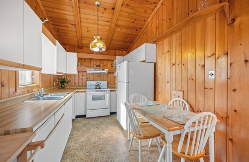 Queens County Cottage | Private Waterfront Cottage on the lake