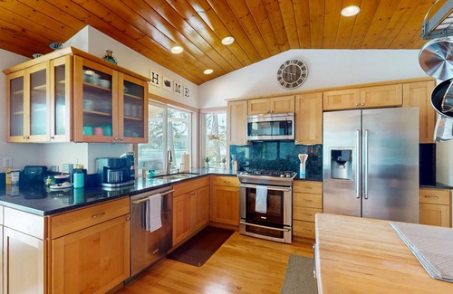 Agate House | Private Waterfront Living with PNW Charm & Outdoor Adventure