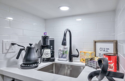 Pickering House | Private | WiFi | Queen Bed | TV | Desk | Cafe | Free Parking | Pickering Casino