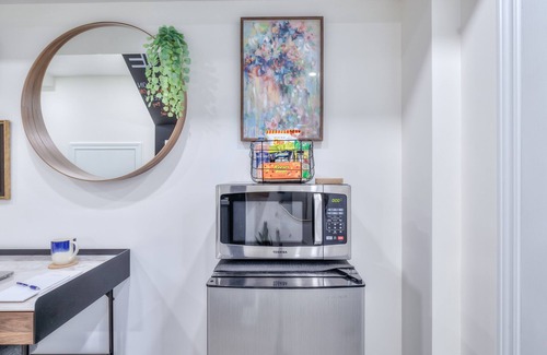 Pickering House | Private | WiFi | Queen Bed | TV | Desk | Cafe | Free Parking | Pickering Casino