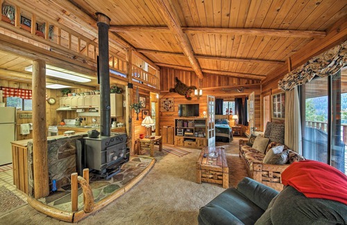 Troy Cabin | Private 'Yaak River Hideaway' w/Deck & Mtn Views!