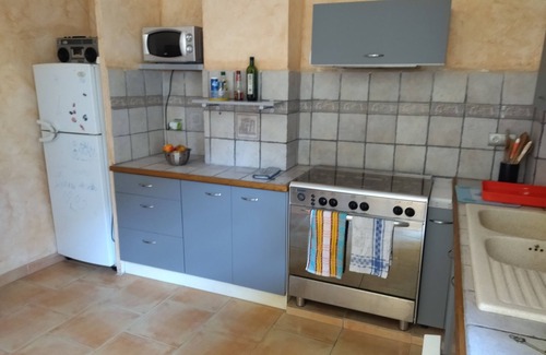 Saint-Laurent-des-Arbres House | Proche Avignon Grande Maison calme en pierres avec cour intérieure,10 personnes