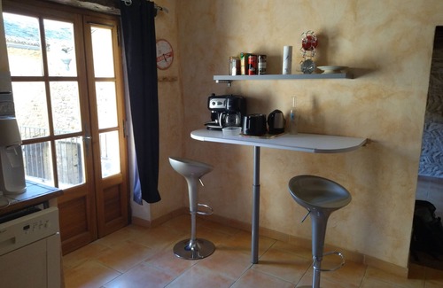 Saint-Laurent-des-Arbres House | Proche Avignon Grande Maison calme en pierres avec cour intérieure,10 personnes