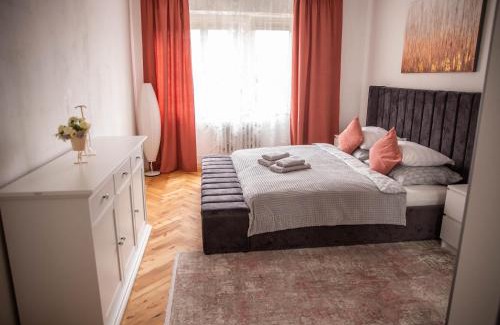Hradec Kralove Apartment | Prostorný byt v centru u řeky, 2 ložnice, balkón