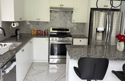 Whitby House | Quaint 4-bedroom house with AC in charming Whitby on