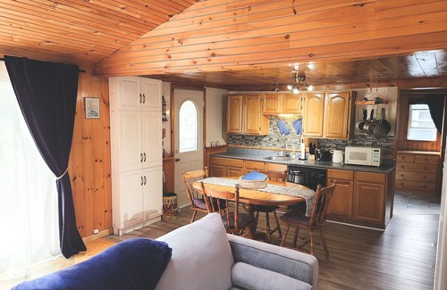 The Bluff Cottage | Quaint beach cottage only 6 minute walk to famous Parlee Beach