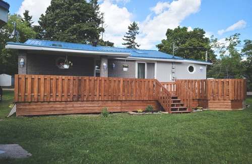 The Bluff Cottage | Quaint beach cottage only 6 minute walk to famous Parlee Beach