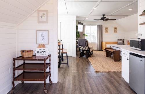 Brooks Apartment | Quaint Carriage House - Minutes from Senoia and Trilith Studios.