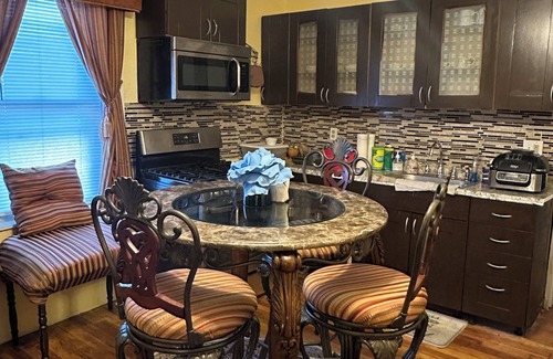 Mount Pleasant Apartment | Quaint & Charming 2 BR 1st Fl APT in Mount Pleasant near Federal Hill! Pets OK!