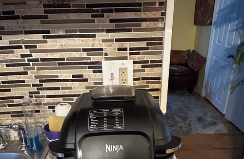 Mount Pleasant Apartment | Quaint & Charming 2 BR 1st Fl APT in Mount Pleasant near Federal Hill! Pets OK!