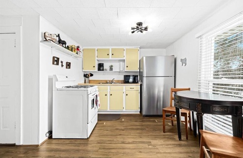 Fenton House | Quaint Cottage 2 Bedroom Unit in Downtown Fenton