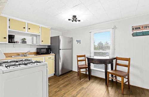 Fenton House | Quaint Cottage 2 Bedroom Unit in Downtown Fenton