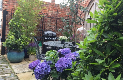 Chichester House | Quaint Cottage for Two in central Chichester with parking.