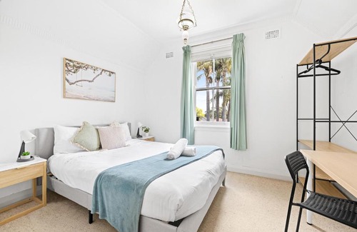 Maroubra South House | Quaint Double Room - Seconds to Shops & Eateries - Shared Bathroom