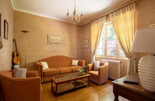 Payzac House | Quaint Holiday Home with Garden