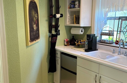 Mount Dora Cottage | Quaint Private Cottage in Residential Mount Dora - 1/2 mile from downtown